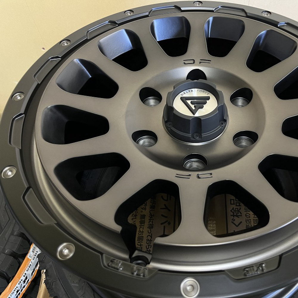 200系 ハイエース 専用  ブリヂストン 215/70R16 100Q BLIZZAK DM-V3 冬用 スタッドレスタイヤ OVAL 16インチの画像