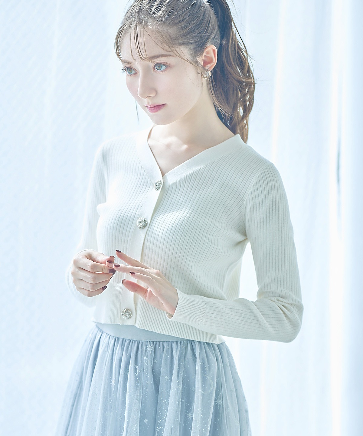 とりひき。 フラワービジュー付きショート丈リブニットカーディガン≪Gray×White