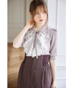 襟＆リボン付きレースフリル装飾ニットプルオーバー【tyleina ティレニア】《Summer→Autumn2025》