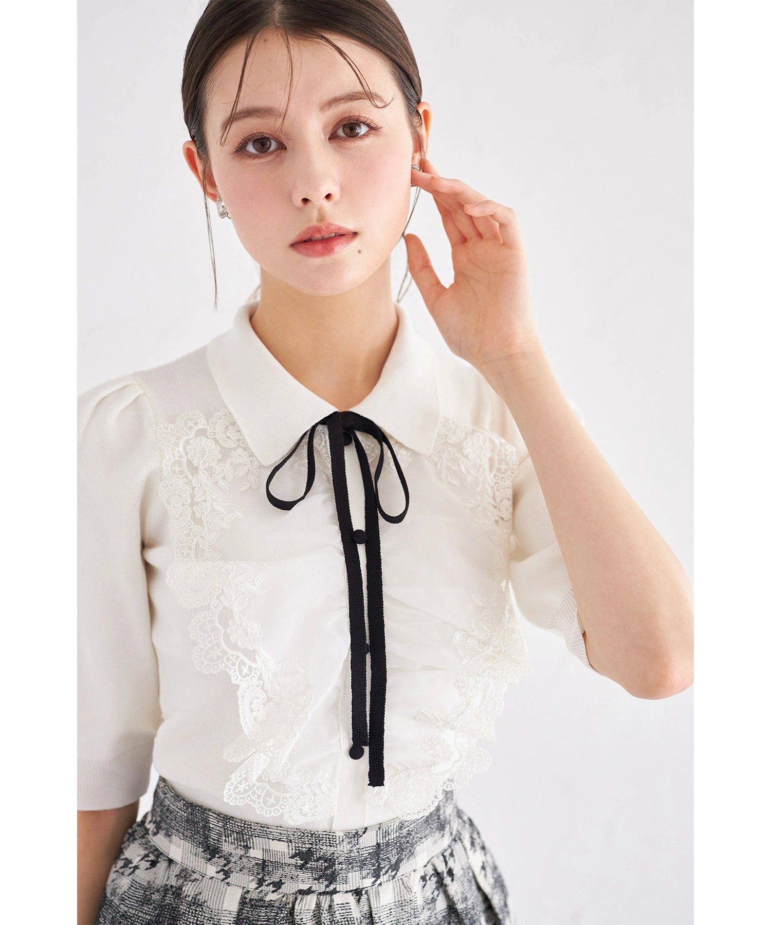 襟＆リボン付きレースフリル装飾ニットプルオーバー【tyleina ティレニア】《Summer→Autumn2025》