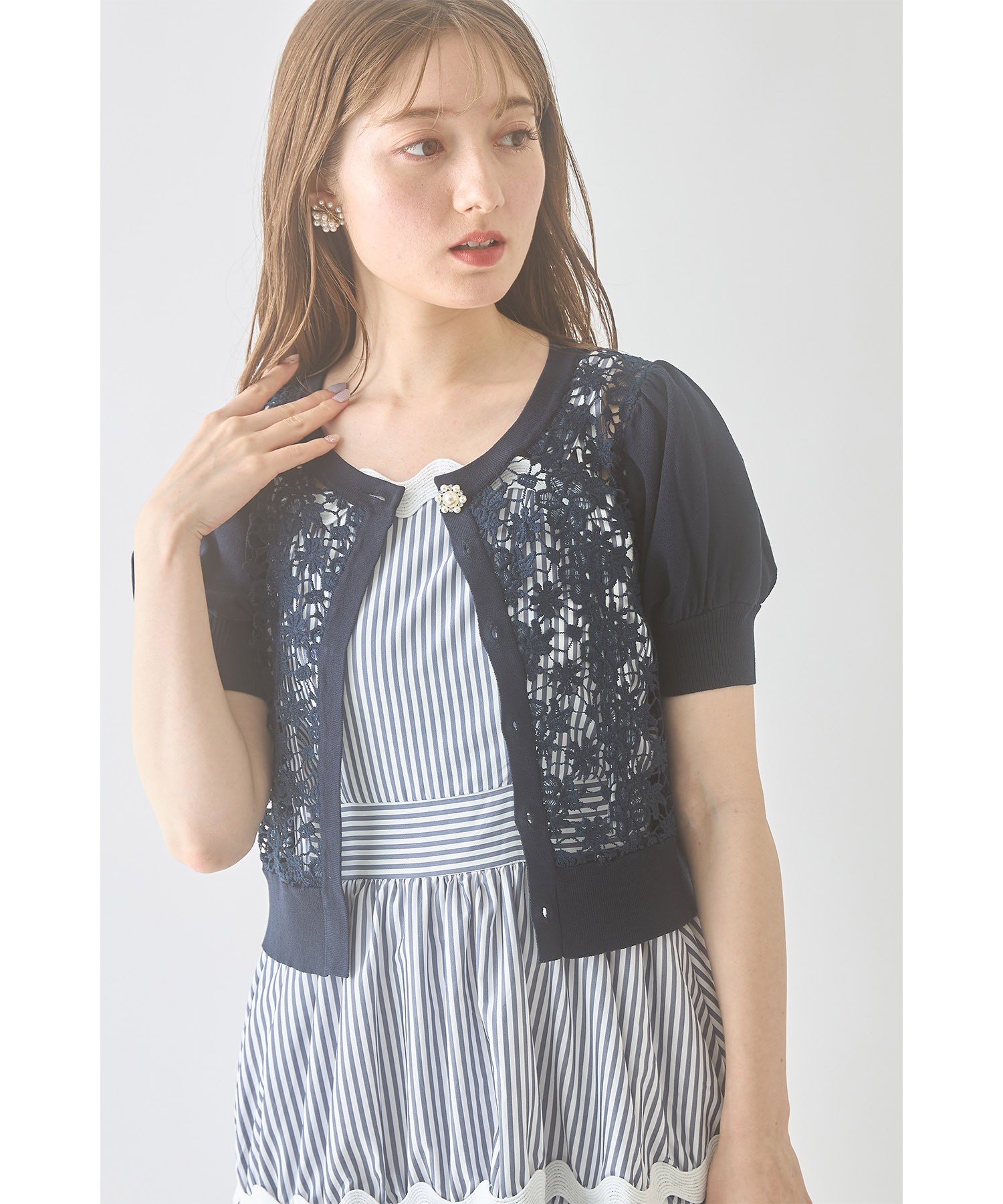 tocco closet パールビジュー釦フラワーレース切り替えニット