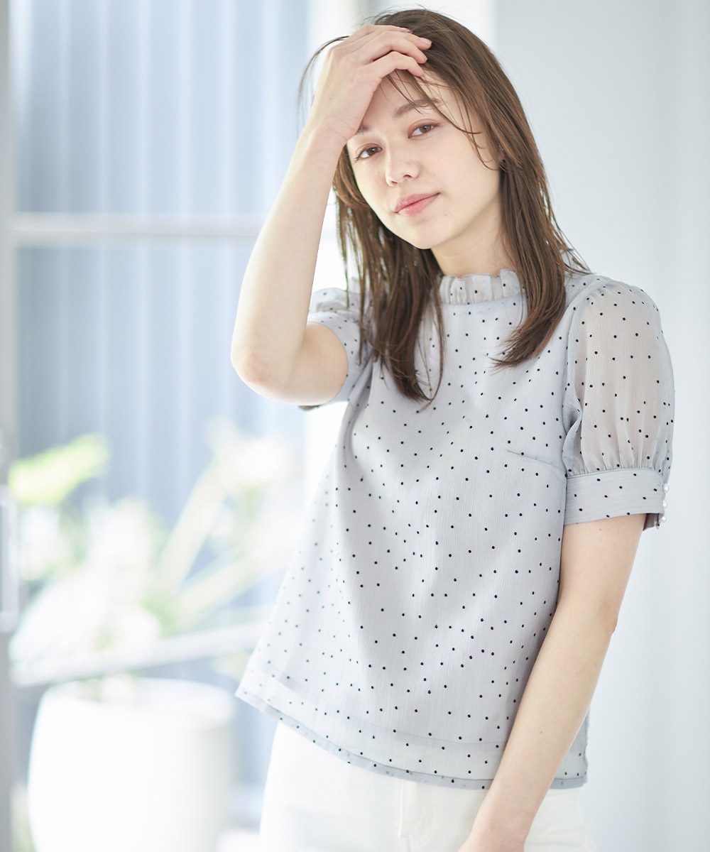 tocco closet シアーな表情が今っぽいプチフリルネックパール釦