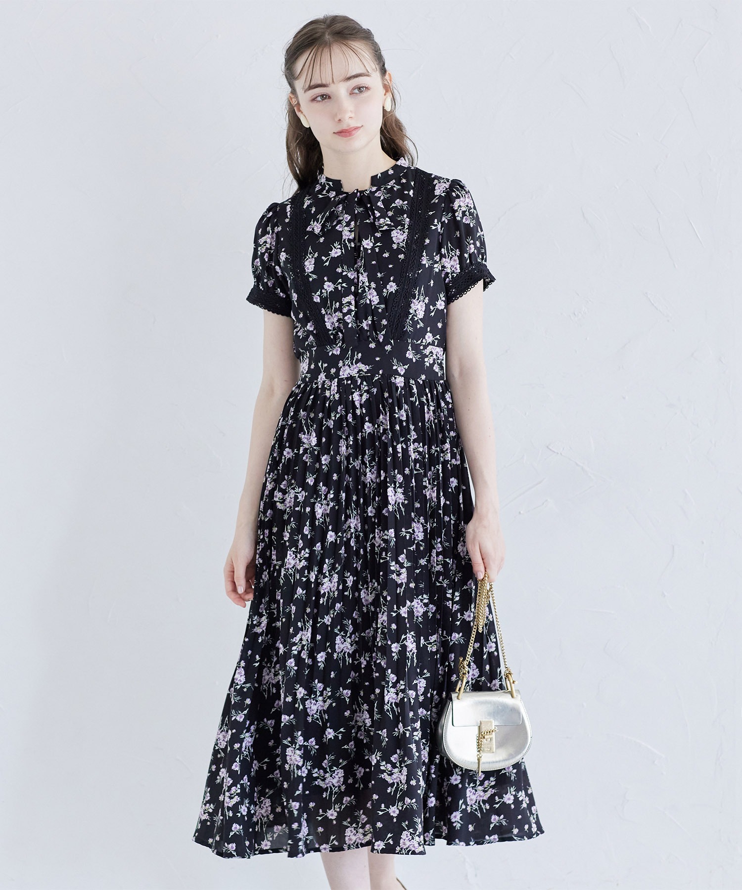 r_9700です。① tocco closet りぼん付きラインレース×フラワープリントプリーツ