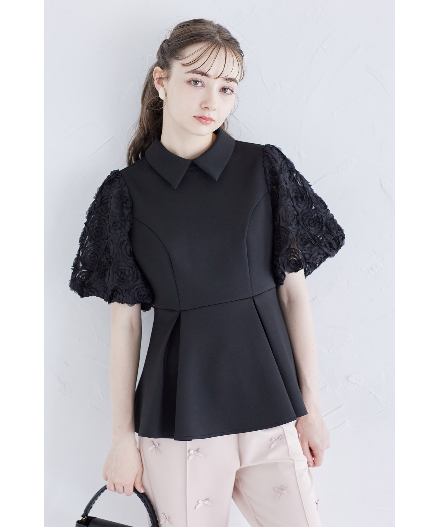 ほう ほう出品 tocco closet 立体フラワースリーブ切り替え襟付きペプラム