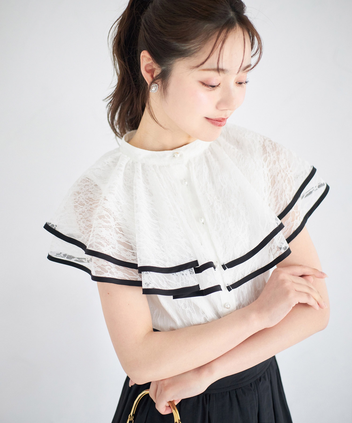 けー tocco closet パール釦バイカラーフリルケープレースブラウス