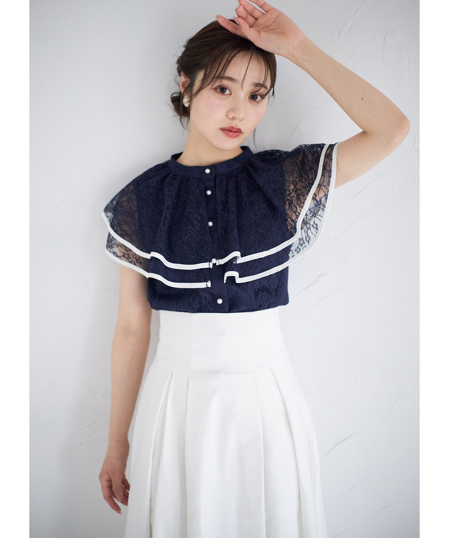 学い記枠のみ tocco closet パール釦バイカラーフリルケープレースブラウス