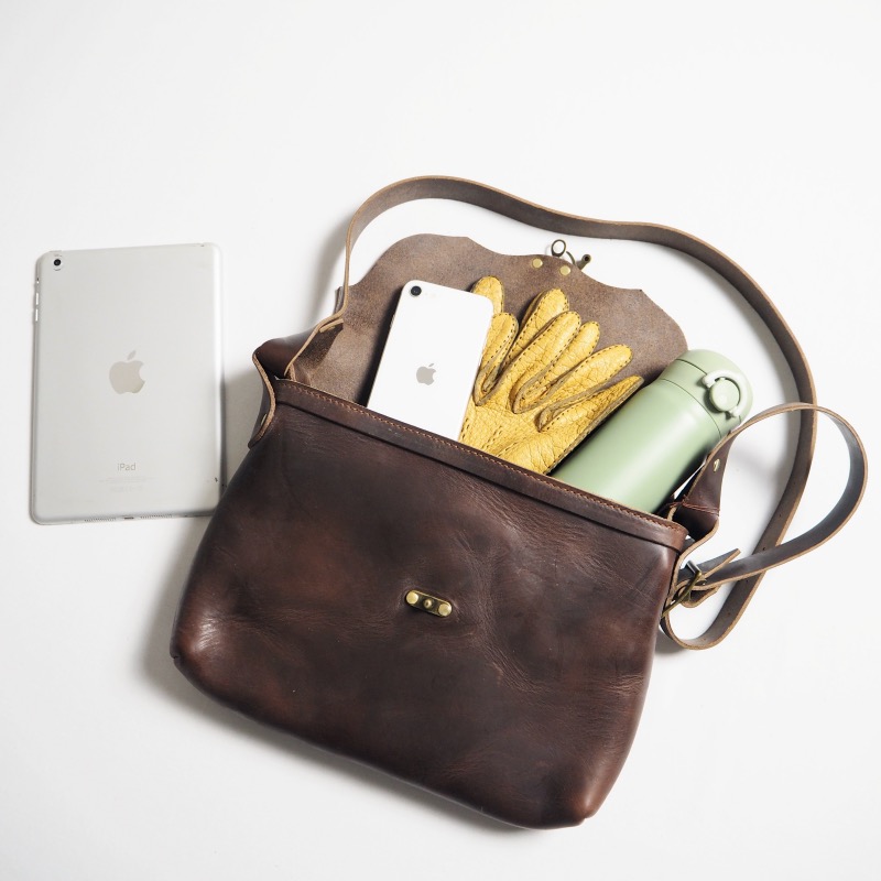 Fernand Leather フェルナンドレザー　クラッチバッグ　ワイン　A4 FERNAND LEATHER（フェルナンドレザー） ショルダーバッグ iPad LATCH