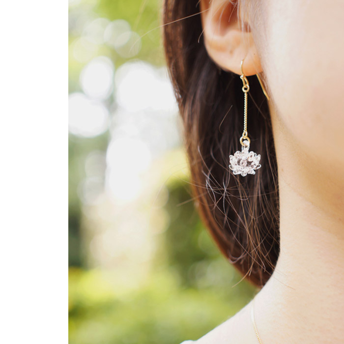 アクセサリー レディース HARIO Lampwork Factry ピアス シロツメクサ