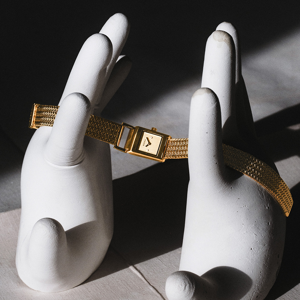 ゴールドでエレガントな腕時計