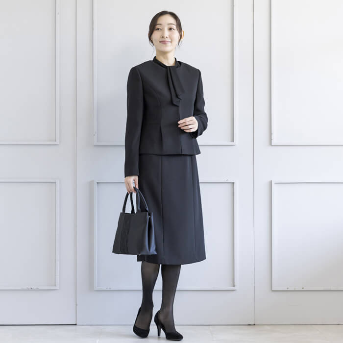 喪服 レディース ブラックフォーマル 東京ソワール 礼服 スーツ ボウタイ風 喪主 親族 先生 洗える ウォッシャブル 前開き 軽量 百貨店 40代 50代 0103931-00の画像