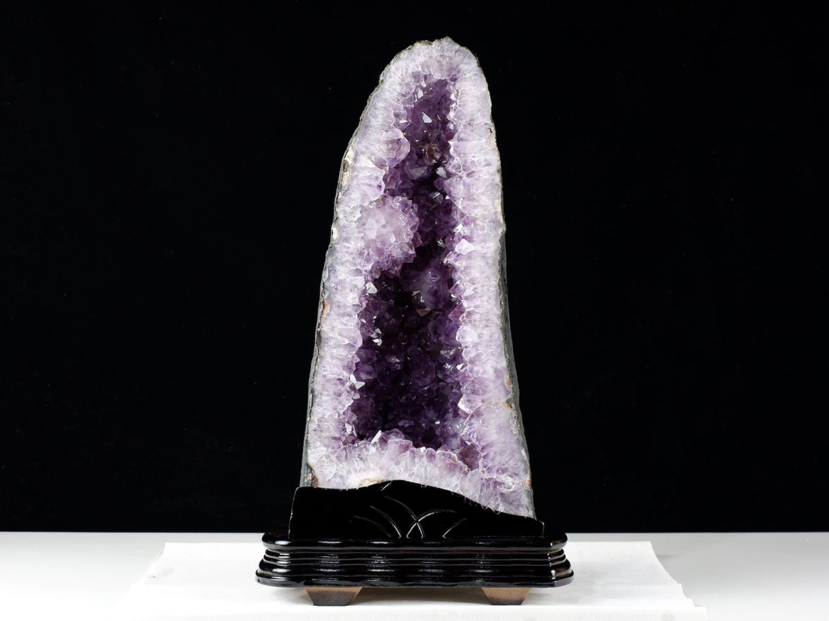 アメジスト ブラジル産　重さ585ｇ　猫の目　原石 置物 11.2Kg アメジストドーム ブラジル産 アメジスト ドーム 原石 置物