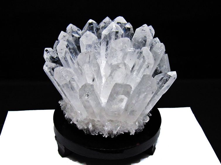 ラビットヘアーポイントクラスター台座つき1点物 1.3Kg 水晶 クラスター 原石 台座付属 一点物 送料無料 182-8372