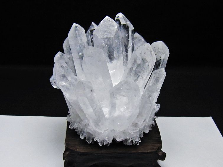 水晶 クラスター 水晶 原石 台座付属 一点物 送料無料 182-8636の説明
