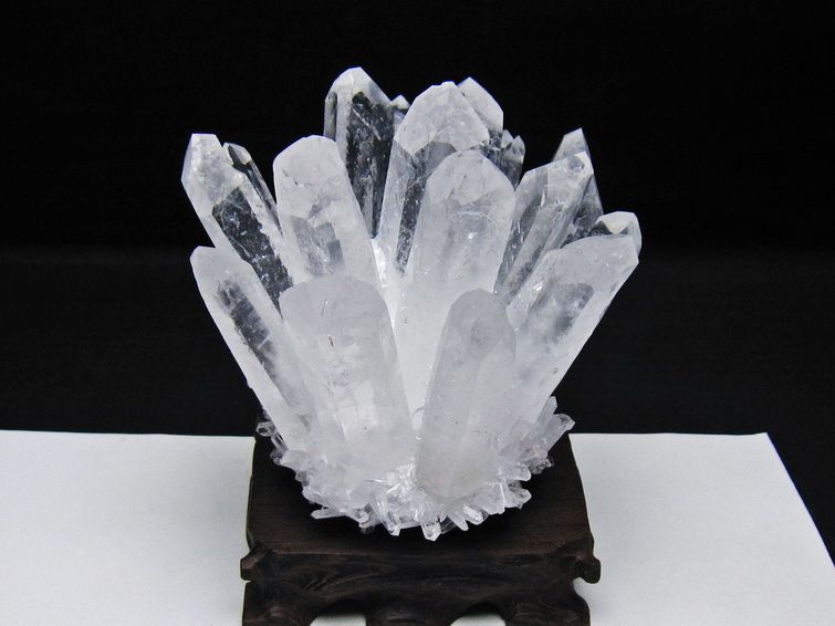 水晶 クラスター 水晶 原石 台座付属 一点物 送料無料 182-8640の説明