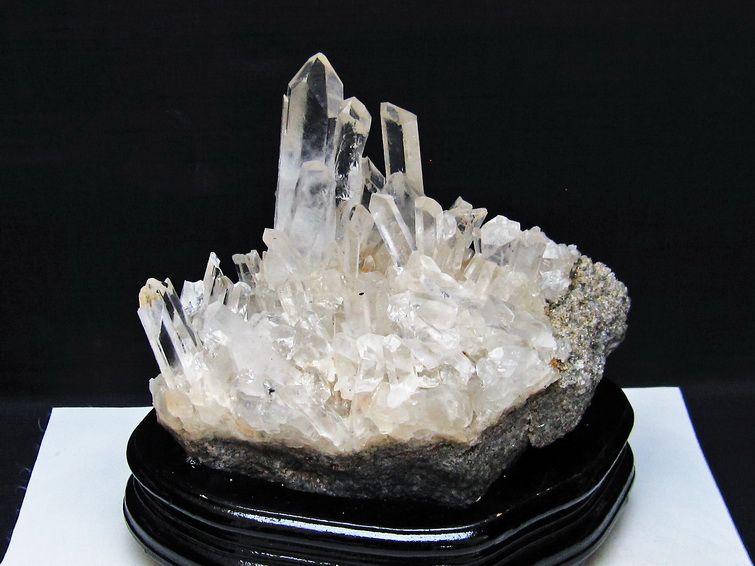 2Kg 水晶 クラスター マダガスカル産 台座付属 水晶 原石 送料無料