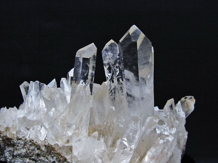天然石 マダガスカル産 水晶クラスター／台座付き 約2kg 2Kg 水晶 クラスター マダガスカル産 台座付属 水晶 原石 送料無料