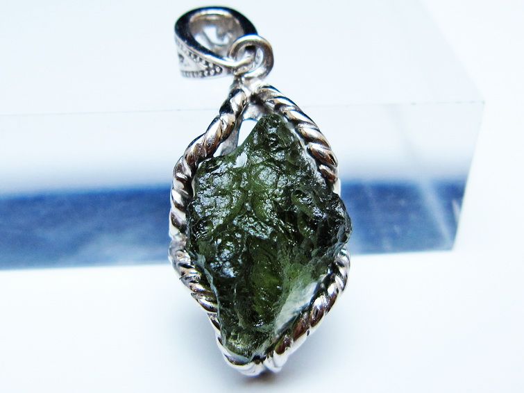 モルダバイト ペンダント モルダウ石 ペンダントトップ 原石 一点物