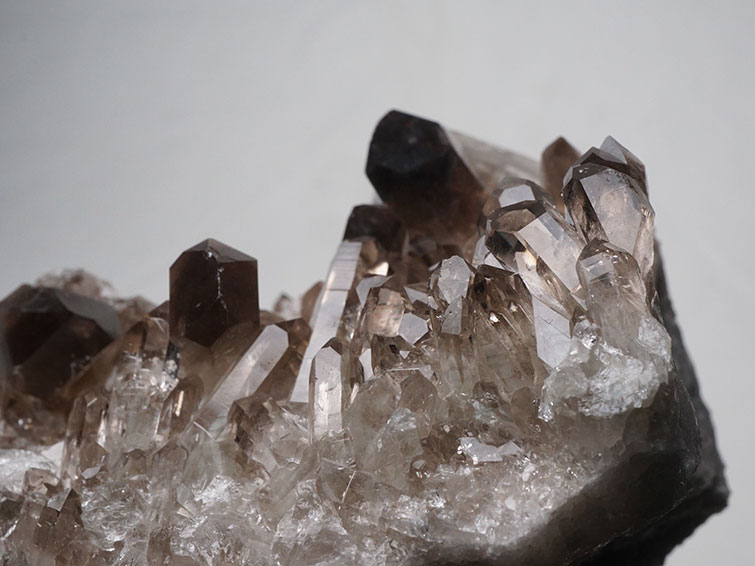 2Kg スモーキークォーツ クラスター 煙水晶 原石 モリオン 黒水晶