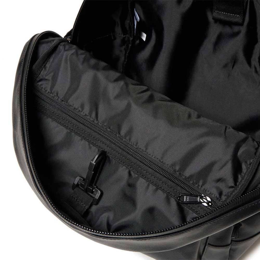 NEW ERA（ニューエラ） ライトパック シンセティックレザー リュック