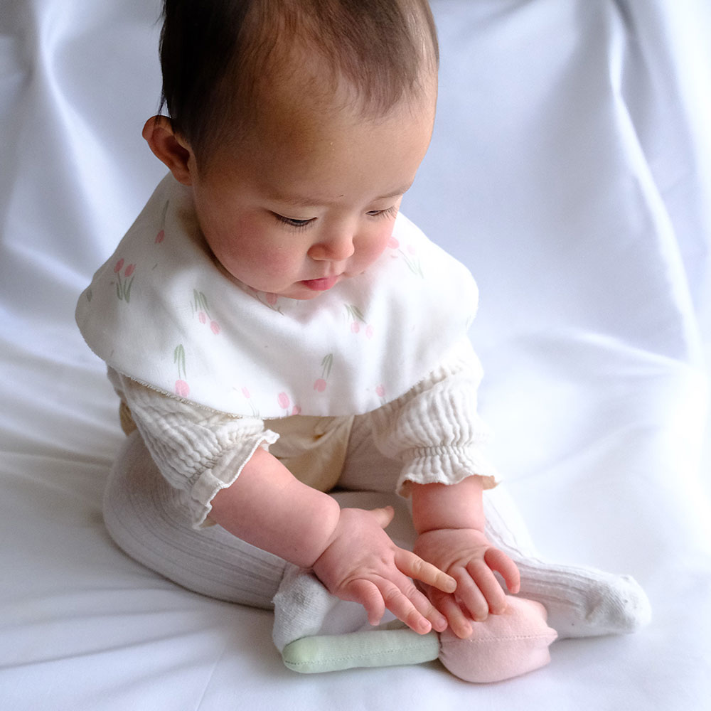 Lien de famille スタイとラトルのベビーケーキ