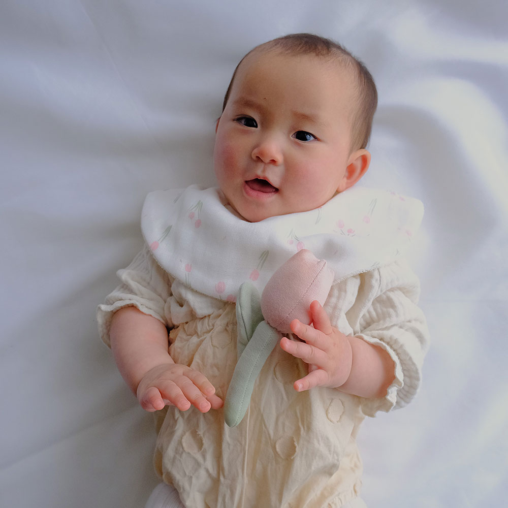 Lien de famille スタイとラトルのベビーケーキ