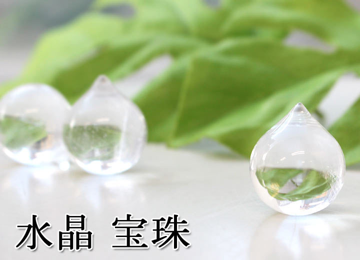 水晶 宝珠 20mm（天然石 パワーストーン クリスタル お守り）を水晶プレートに置いて撮影