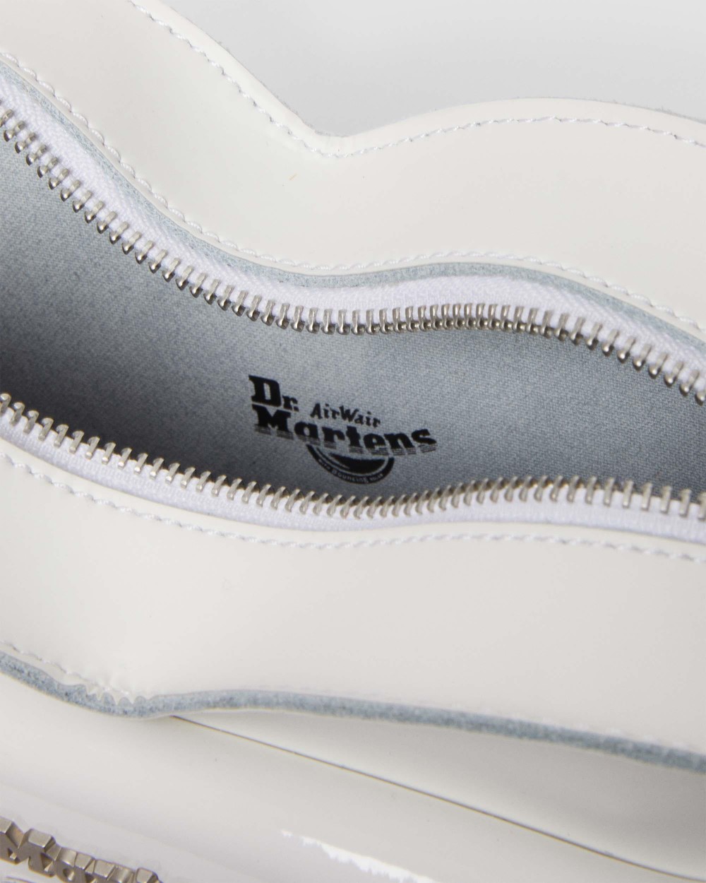 【美品】ドクターマーチン × ナショナル・ギャラリー コラボ バックパック ドクターマーチン×英国ナショナル・ギャラリー、ステーンウェイクの