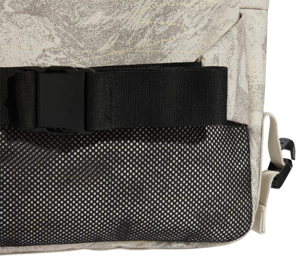 新品タグ付き　アディダスオリジナルス × ハティ・スチュワート ボディバッグ adidas（アディダス） ボディバッグ ショルダーバッグ 斜め掛け