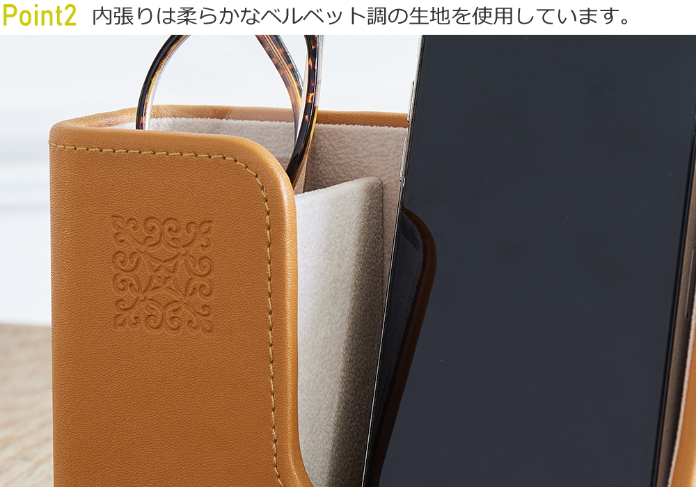 内張りは柔らかなベルベット調の生地を使用しています。