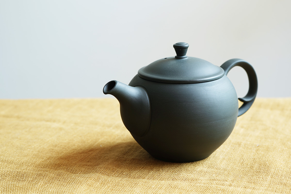 東屋 【東屋】丸急須 後手 並細 / 製造：高資陶苑 / 原型：金子哲郎