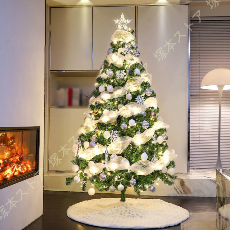 クリスマスツリー 大型 針葉樹 もみの木 北欧風 おしゃれ まるで本物 ドイツトウヒツリー キラキラ 雰囲気満々 高密度 店舗用 クリスマスデコレーション_1