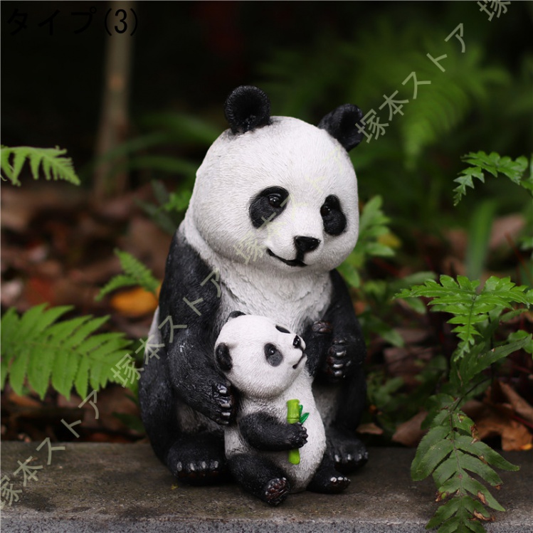 庭のジャイアントパンダ像置物、屋外の黒と白のクマ動物の置物、芝生の 