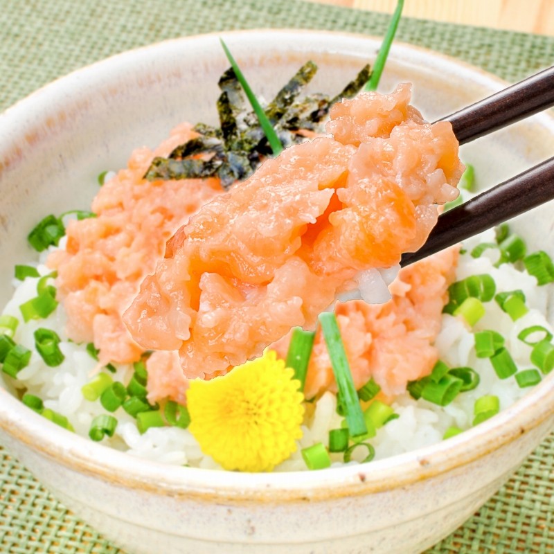 サーモンネギトロ 箸持ち