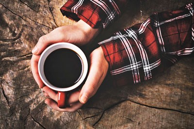 コーヒーを持つ手