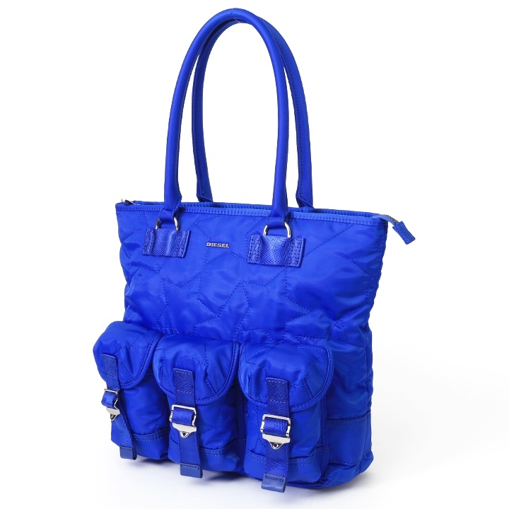 DIESEL 青色 キルティング トートバッグ Diesel」の新作バッグ、キルティングにロゴがアクセント