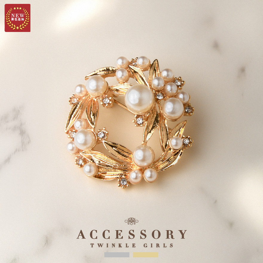 季節を問わず使えるリースモチーフパールブローチ