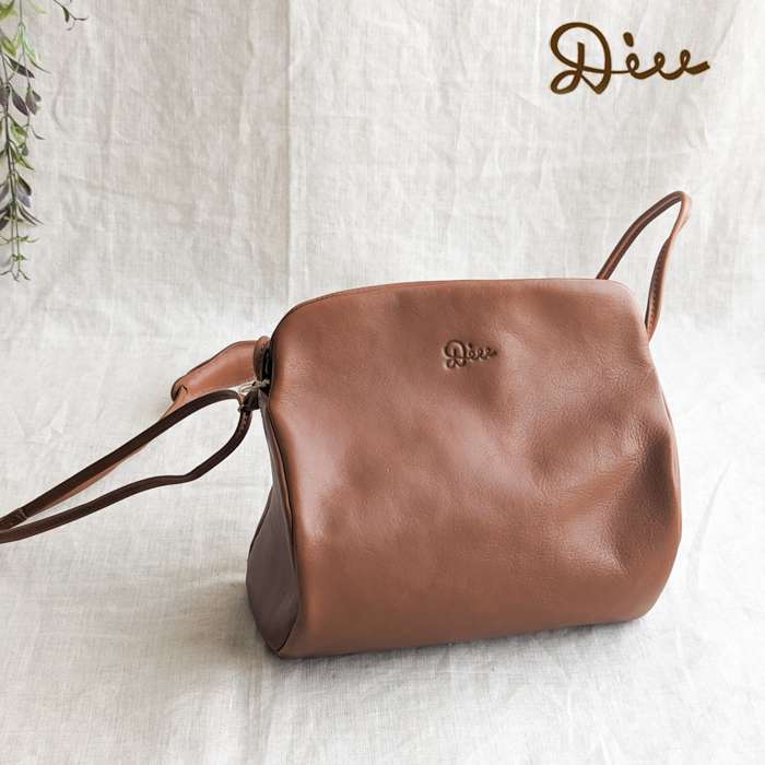 C.I.L. Diu デュウ ディウ コロンフォルムレザーショルダーバッグ 大人