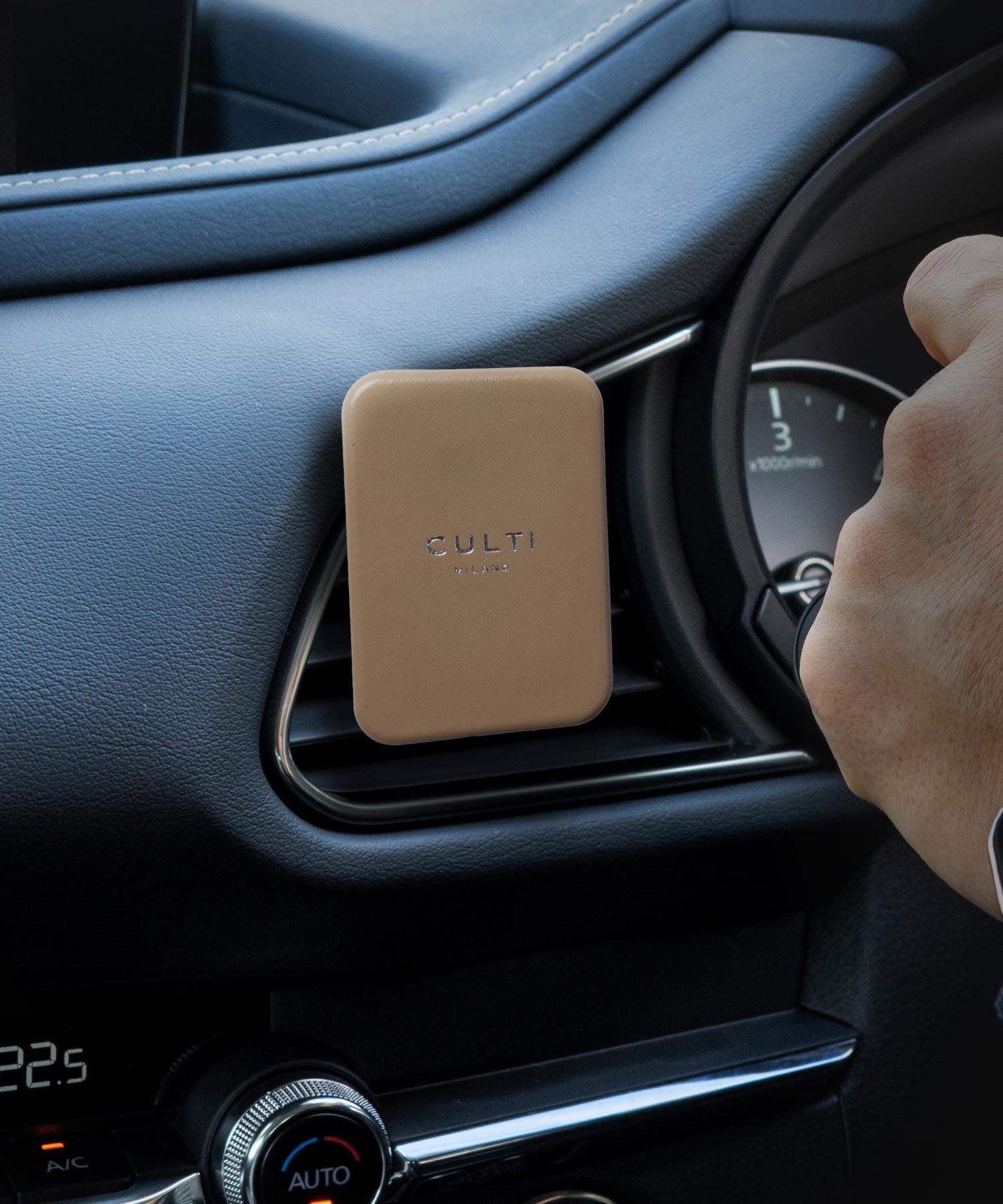 クルティ CULTI CAR DIFFUSER LEATHER TAUPE カーディフューザー レザー トープ ディフューザー 車 テ テシュート アラマーラ  返品交換対象外 爆買 | CULTI | 02