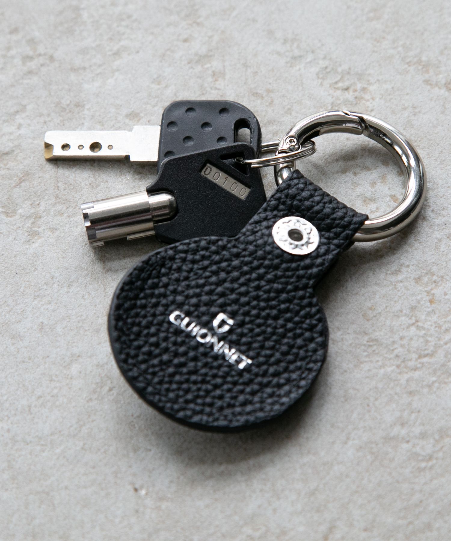 ギオネ GUIONNET AirTag CASE エアタグ ケース PG564 DRYGRAIN ドライグレイン 撥水 キーホルダー キーリング 保護ケース ユニセックス 雑貨 小物 レザー | GUIONNET | 01
