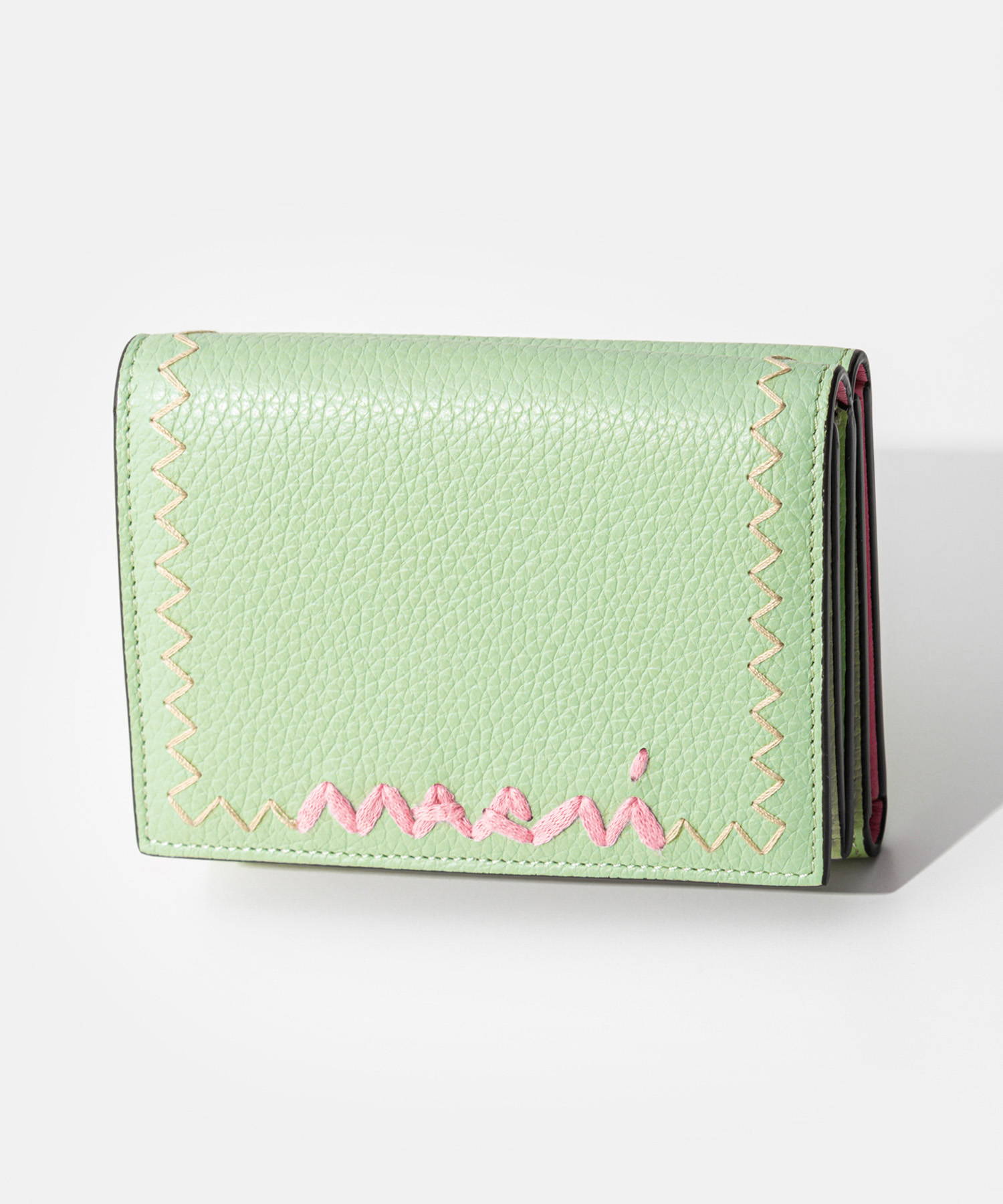 VIP価格★MARNI_三つ折りウォレット マルニシンボルロゴ入り ブラック レザー製三つ折りウォレット、マルニメンディング刺繍