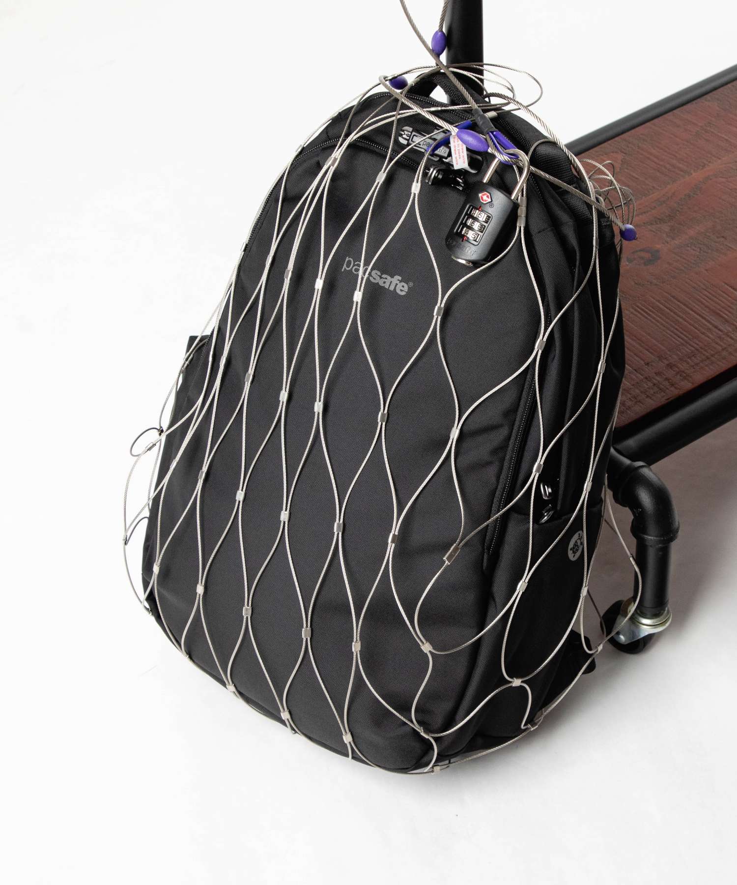 パックセーフ Pacsafe 55L backpack protector 盗難防止 バックパックプロテクター 10170 南京錠 ワイヤー ロック メッシュ セキュリティ 旅行 | PacSafe | 01