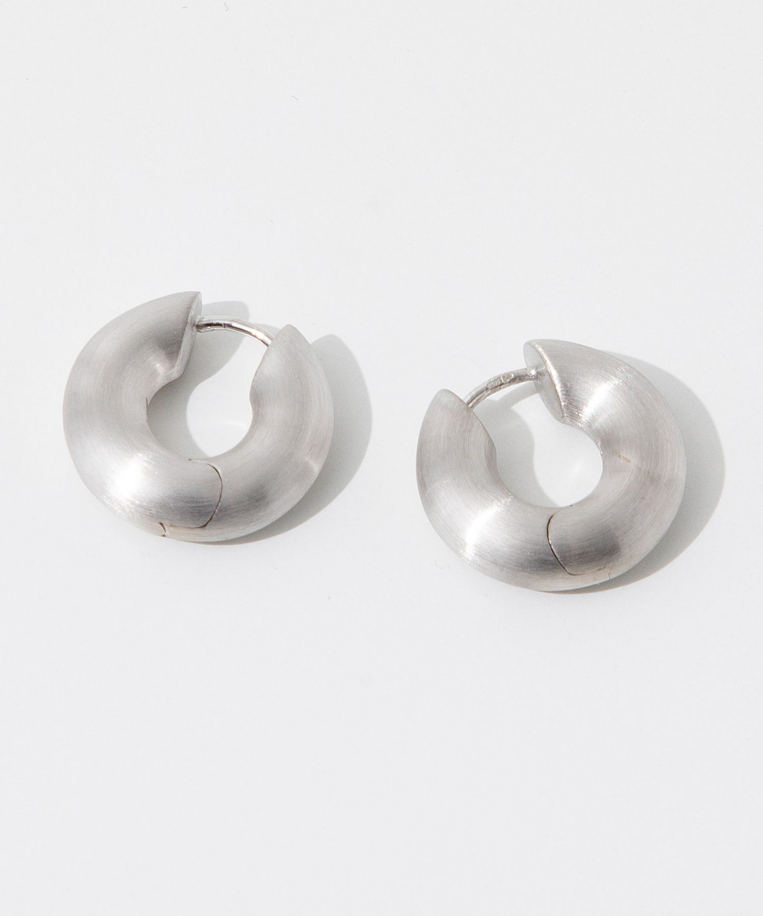 トムウッド TOM WOOD 100151 ECH10355NA02 S925 ピアス Chunky Hoops Satin Small メンズ レディース アクセサリー チャンキー フープ サテン スモール｜u-stream｜02