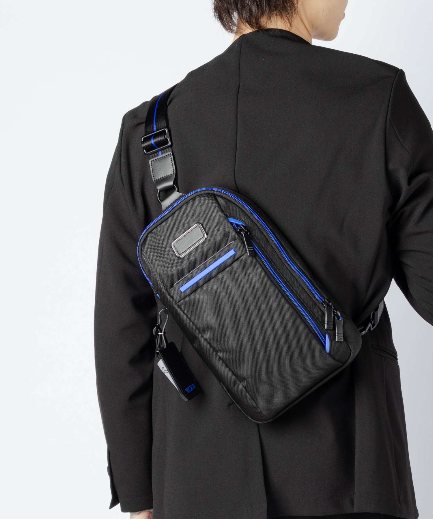 【新品同様】トゥミ TUMI ボディバッグ モントレー　ネイビー　222318 222318 ネイビー モントレー スリング > バッグ - ECカレント
