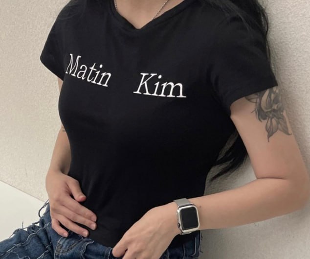 ご注文で当日配送Matin Kimマーティンキム レディースファッション トップス ショート ロゴ Tシャツ クルーネック 半袖 カットソー ストリート  バッグ