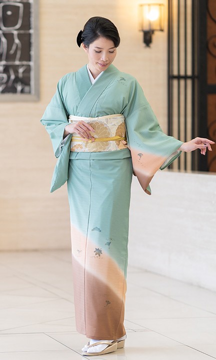 「縁」146ｃｍ～153ｃｍ 夏物 駒絽 色無地 三つ鱗 正絹 Ｕ８２４ 正絹 駒絽 色無地 (全3色)の生地なら都香庵