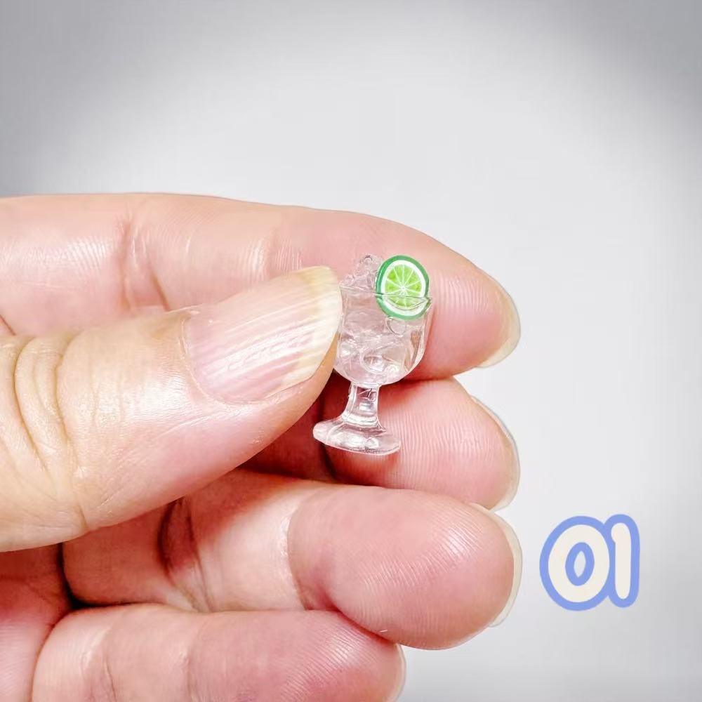 【1点のみ販売】【全2タイプから選べる】ミニチュア グラス ライム 氷入り風 約15〜17mm 透明 ドールハウス ミニチュアドリンク ジオラマ 模型 小物 |  | 01