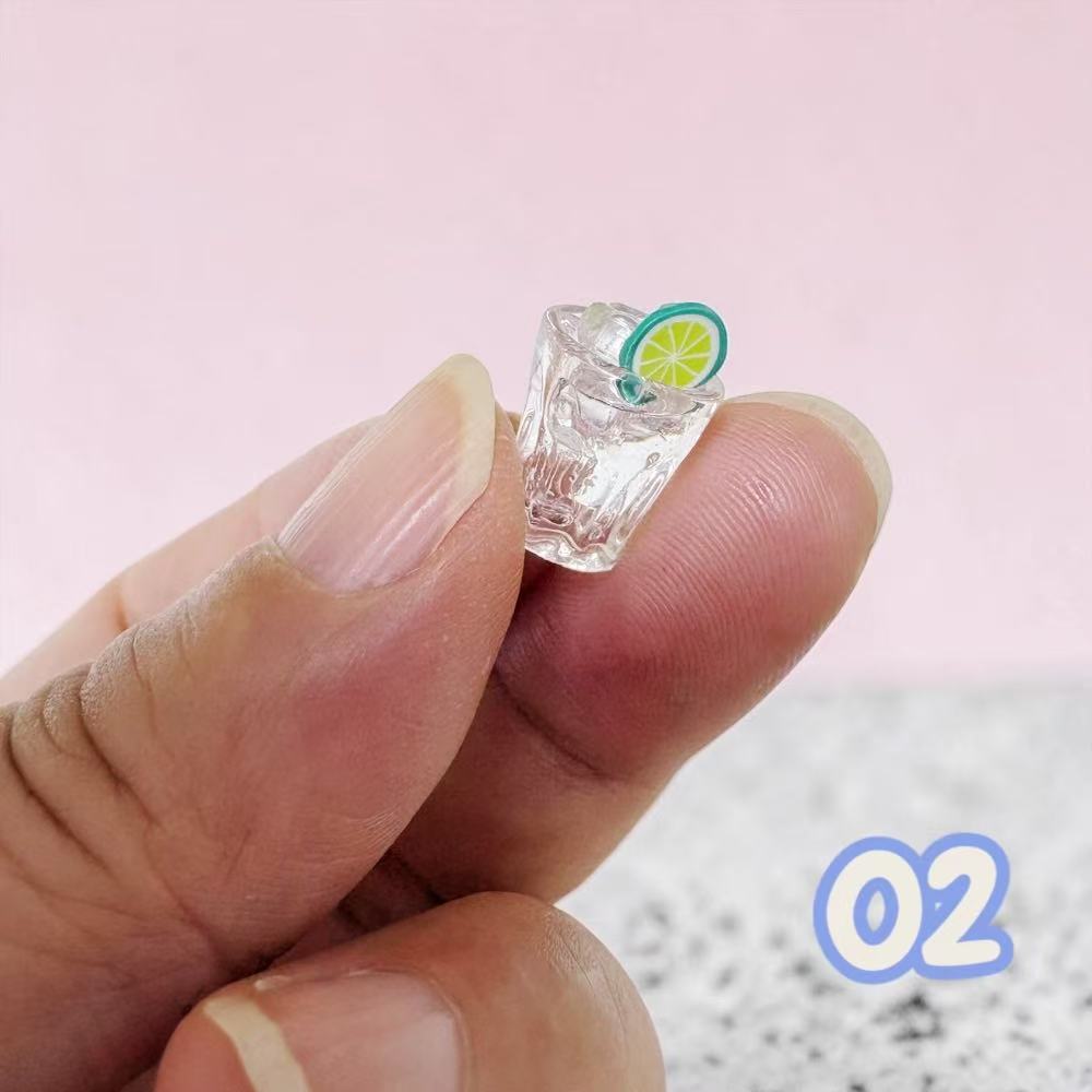 【1点のみ販売】【全2タイプから選べる】ミニチュア グラス ライム 氷入り風 約15〜17mm 透明 ドールハウス ミニチュアドリンク ジオラマ 模型 小物 |  | 02