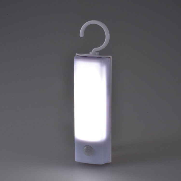 照明ナイトライトLEDナイトライト自動点灯自動消灯ハンガーフック付人感センサーライト電池式ワードローブクローゼット手すり屋外常時点灯OHMLEDセンサーライトハンガー付人感・明暗オーム電機 
