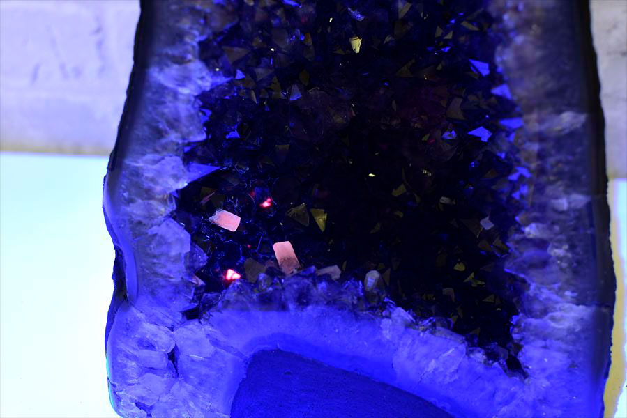 アメジストドーム 蛍光カルサイト共生 カペーラ ジオード (約7.98kg