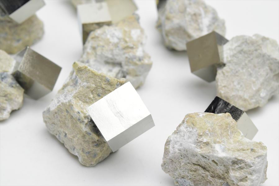 パイライト 結晶 母岩付き キュービックパイライト 原石 種類お任せ